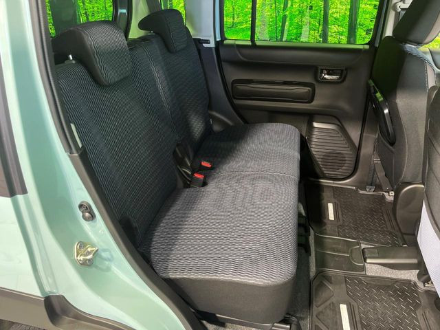 後部座席も気になるようなキズ・汚れやへたり等、大きなダメージはなく、良好な状態です。