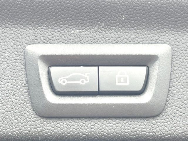 ●電動リアゲート:ワンタッチでリアゲートの開閉ができ、荷物などで両手が塞がっている状態でも簡単に開閉ができる便利機能です。