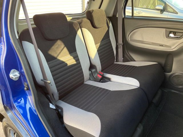 後部座席も気になるようなキズ・汚れやへたり等、大きなダメージはなく、良好な状態です。