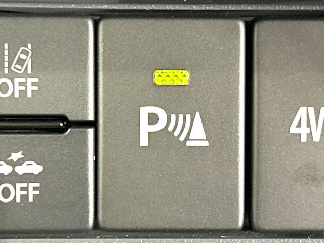 【リヤクロストラフィックアラート(RCTA)】駐車スペースから出る時に後方を横切ろうと接近してくる車両を検知しお知らせします。ショッピングモールなど大型商業施設の混雑した駐車場でも安心ですね♪