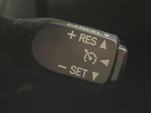 【クルーズコントロール】高速道路もラクラク走行。アクセルを離しても一定速度で走行ができ、長距離運転時の負担を軽減!加速・減速も簡単なスイッチ操作で調整できます。