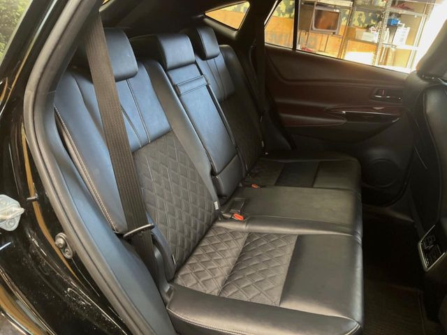 後部座席も気になるようなキズ・汚れやへたり等、大きなダメージはなく、良好な状態です。