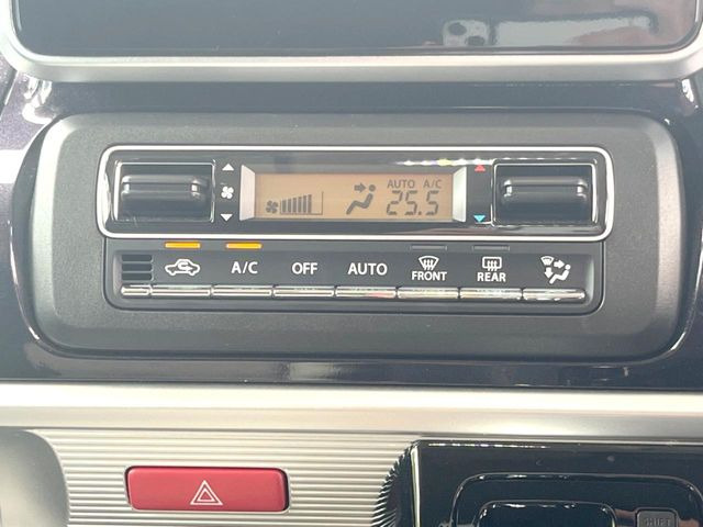 【オートエアコン】一度お好みの温度に設定すれば、車内の温度を検知し風量や温度を自動で調整。暑い…寒い…と何度もスイッチ操作をする必要はありません。快適な車内空間には必須の機能ですね♪