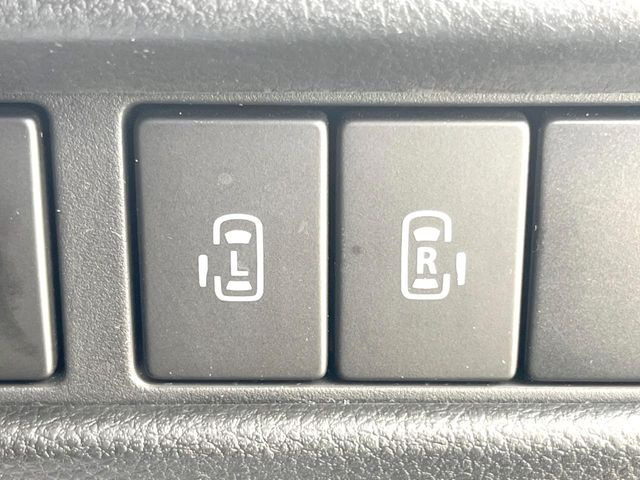 【両側パワースライドドア】スマートキーや運転席のスイッチで後席両側スライドドアの開閉が可能♪電動だから力を入れてドアを開ける必要が無く、小さなお子様でも簡単に開け閉めでき快適です♪