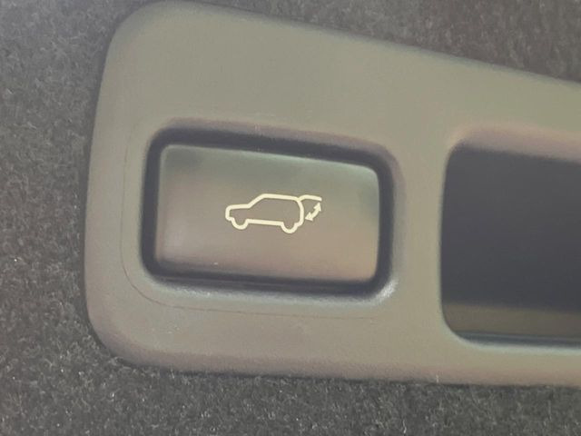 【パワーバックドア】スマートキーや運転席のボタンを押すだけでリアゲートが自動で開閉します!荷物を持っている時や、高い位置にあるバックドアを閉める際に便利な機能です♪