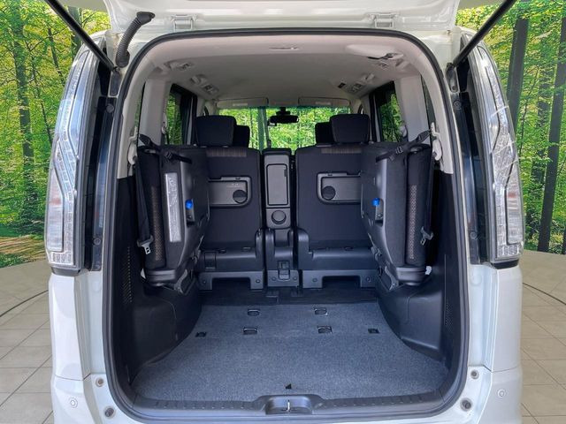 後席を格納すると、これだけの広さが!シーンに合わせたシートアレンジで、大きな荷物も積むことが出来ます♪