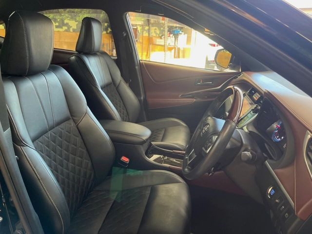 【ハーフレザーシート】高級感と座り心地を両立した人気のシート♪背面・座面のファブリック素材は、通気性の良さや滑りにくさに優れています。気温や服装に左右されず快適にお乗りいただけます。