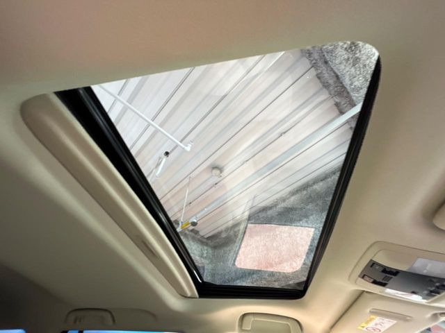 【サンルーフ】開放感たっぷりの希少装備、サンルーフが装着されています!車内に明かりを取り入れたり景色を楽しむ以外にも、車内の空気も簡単に換気できて快適です!
