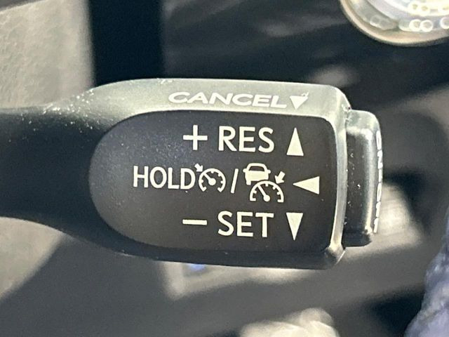 【レーダークルーズコントロール】高速道路での長距離走行が楽に!!自動で速度を保つクルーズコントロールが、衝突軽減システムと連携し、前方の車両を感知して車間を保つように速度調節してくれます!!