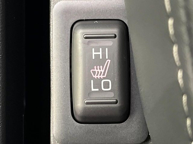 【シートヒーター】寒い日に重宝するシートヒーター!エアコンより早く温まってくれるので寒がりの人も安心ですね♪エアコンの温風は乾燥するから苦手、という方にもをおすすめです。