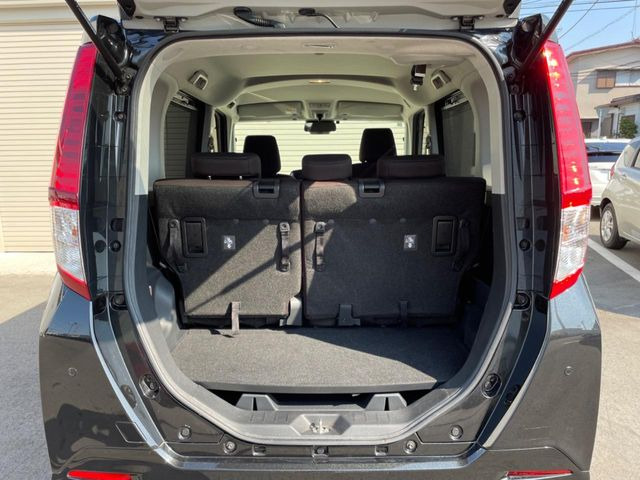 積み下ろしのしやすいデッキにはたっぷりと荷物を積み込んでいただけます。遊びから仕事まで、様々なシーンで頼れます♪