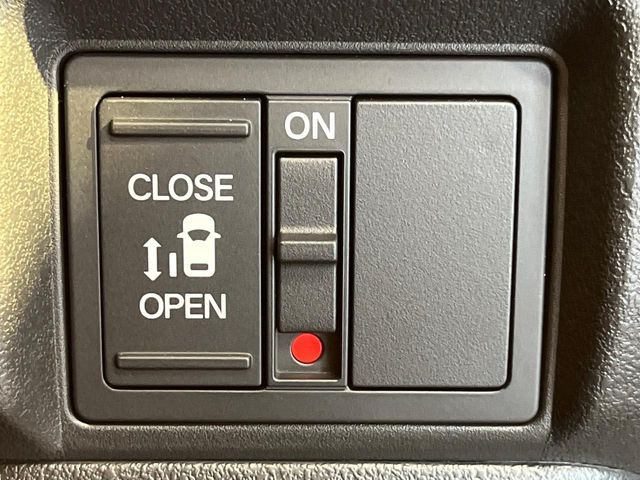 【パワースライドドア】スマートキーや運転席のスイッチでスライドドアの開閉が可能♪電動だから力を入れてドアを開ける必要が無く、小さいお子様でも、重い荷物を持っている時もラクに開け閉めできます♪