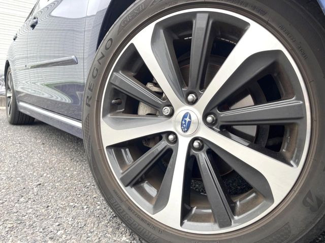 【純正18インチアルミホイール】外観にマッチした純正アルミホイールを装着しております。各種社外アルミホイールや、スタッドレスタイヤも取扱いしております。是非ご相談ください♪