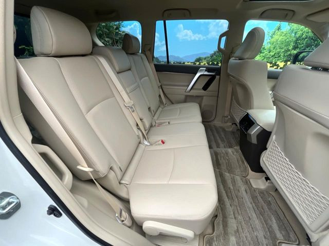 後部座席も気になるようなキズ・汚れやへたり等、大きなダメージはなく、良好な状態です。