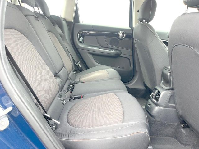 ●後部座席も気になるようなキズ・汚れやへたり等、大きなダメージはなく、良好な状態です。