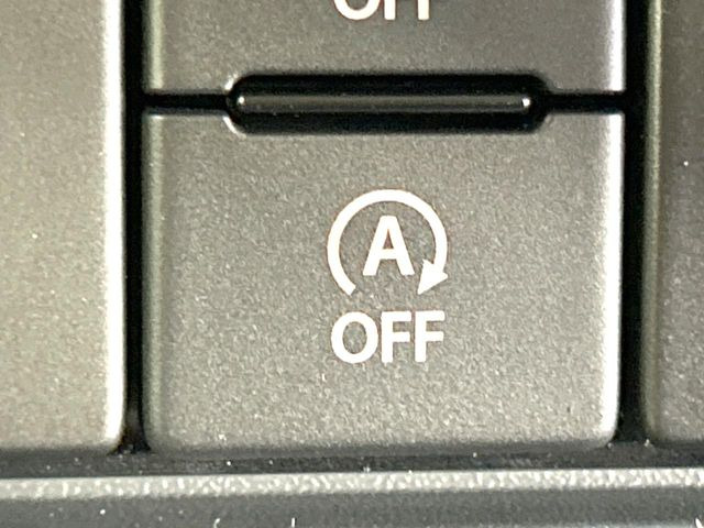 【アイドリングストップ】赤信号や渋滞で停車した際にエンジンを停止し、無駄な燃料の消費を抑えます。燃費向上や環境保護につなげる機能♪エンジンはブレーキを離せば再始動します。