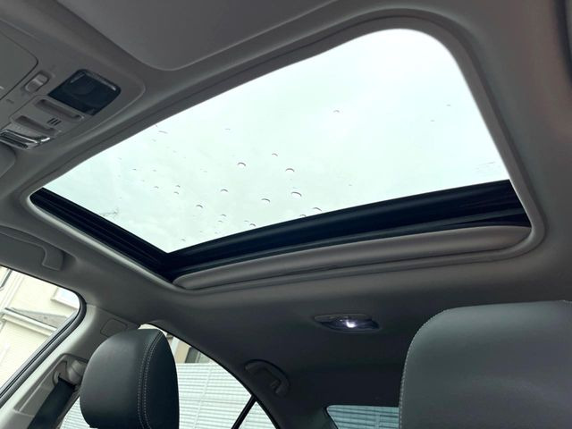 【サンルーフ】開放感たっぷりの希少装備、サンルーフが装着されています!車内に明かりを取り入れたり景色を楽しむ以外にも、車内の空気も簡単に換気できて快適です!