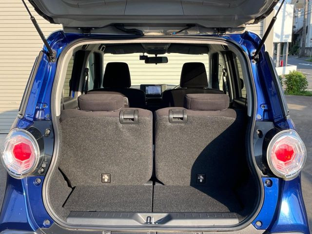 積み下ろしのしやすいデッキにはたっぷりと荷物を積み込んでいただけます。遊びから仕事まで、様々なシーンで頼れます♪