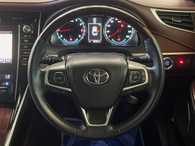 【ウッドコンビステアリング】高級感ある木目調パーツを採用した手に良く馴染むコンビハンドル。運転席廻りの雰囲気も一気に豪華になります!