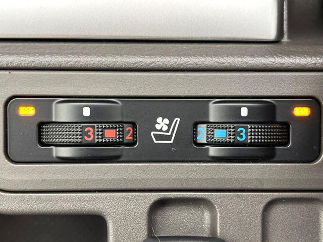 【シートベンチレーション】夏場は涼しい風でお尻や背中の熱やムレを防ぎ、冬はエアコンよりも早く温まってポカポカに!季節を問わず快適に過ごせます。