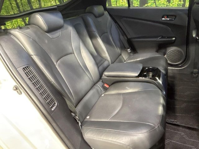 広々とした2列目シートは居住性が高く、居心地も快適!友達や家族とのお出かけにぴったりです。ベビーシートやチャイルドシート使用時も快適にお過ごしいただける十分な空間を確保しています。