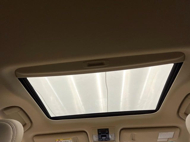 【サンルーフ】開放感たっぷりの希少装備、サンルーフが装着されています!車内に明かりを取り入れたり景色を楽しむ以外にも、車内の空気も簡単に換気できて快適です!