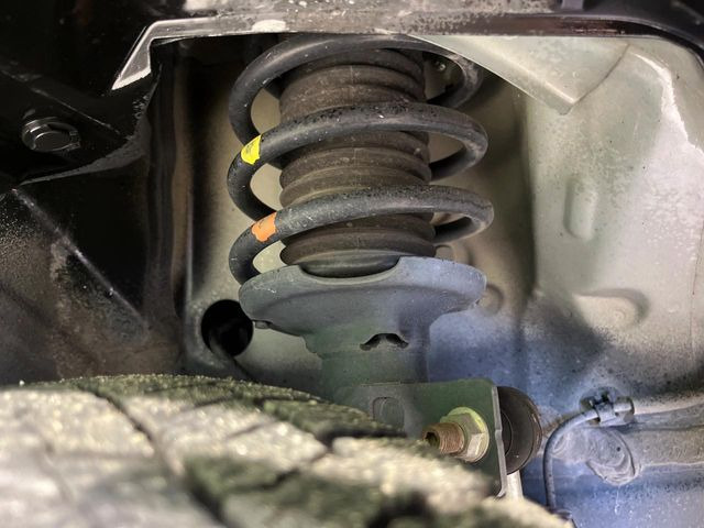 お車を安心してお乗りいただく為には、足回りの定期点検が欠かせません。サービスサポート(有償保証)では無料点検もご提供しており、安心のカーライフをお過ごしいただけるサポート体制が整っています。