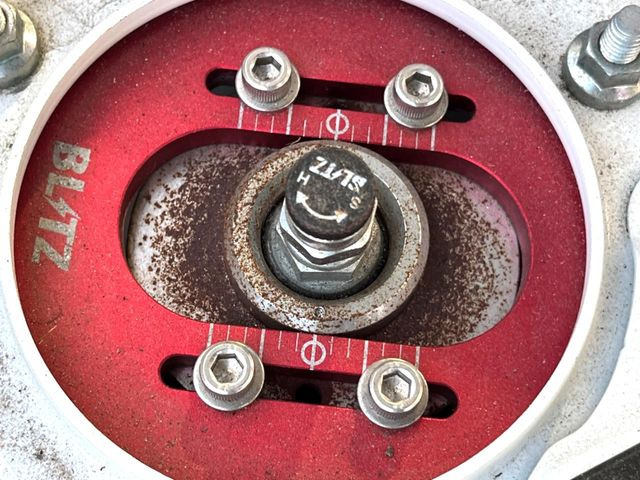 �yBLITZ���ԍ����z�ԍ����Ⴍ�Ȃ�A�X�^�C���b�V���Ȍ����ڂƂȂ��Ă���܂��B�ԗ��̏d�S�������鎖�ŁA���s���̈��萫�����サ�܂���