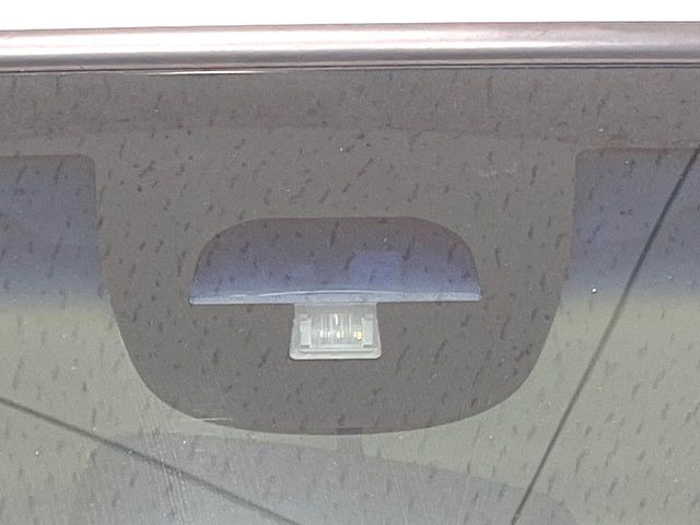 【シティブレーキアクティブシステム】低速走行中に前方の車両等を認識し、衝突しそうな時は警報とブレーキで衝突回避と被害軽減をアシスト。より安全にドライブをお楽しみいただけます。