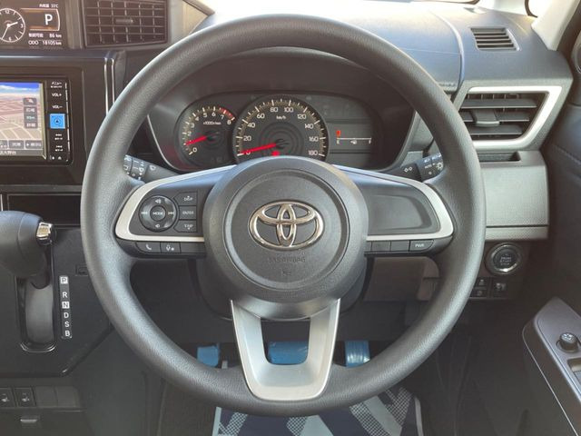 インテリアに合わせたデザインのステアリングは、運転される方のことも考え、運転しやすい形状、大きさです。是非一度、実際に触ってお確かめください。