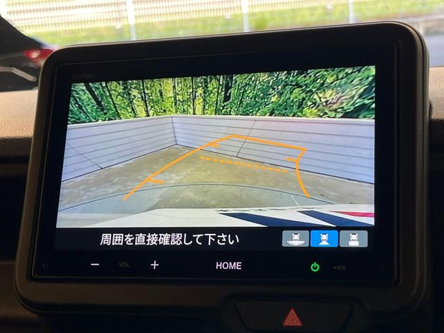 【バックカメラ】駐車時に後方がリアルタイム映像で確認できます。大型商業施設や立体駐車場での駐車時や、夜間のバック時に大活躍!運転スキルに関わらず、今や必須となった装備のひとつです!