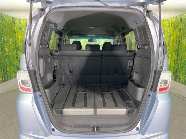 ���i�̂���������ʋ΁A���}���ɏ\���ȉ׎��X�y�[�X���m�ۂ��Ă���܂��B�Z�J���h�V�[�g��|���ƁA�傫�ȉו��̐ύڂ��\�ł���