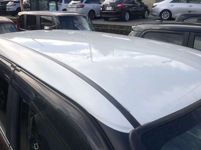 ルーフを修復しております。軽度の修復ですので走行に問題ありません♪ 修復箇所に関しましては、お客様が乗られている期間中の保証をお付けしておりますのでご安心ください♪
