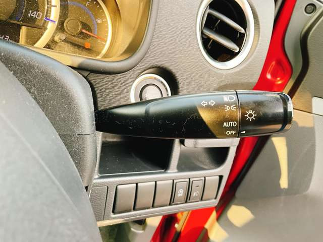 �y�I�[�g���C�g�z�ԊO�̖��邳�����m���āA�����I�Ƀw�b�h���C�g��_�����Ă���܂���g���l���𑖍s����ۂɂ��A�����I�ɓ_�����Ă���ĕ֗��ȑ�����1�ł���