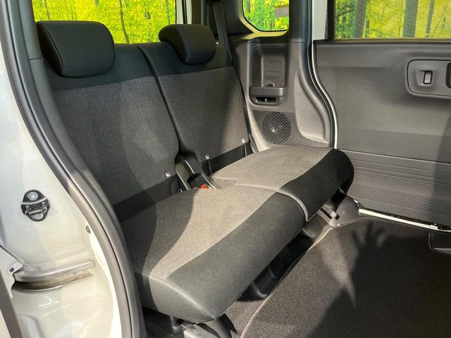 後部座席も気になるようなキズ・汚れやへたり等、大きなダメージはなく、良好な状態です。