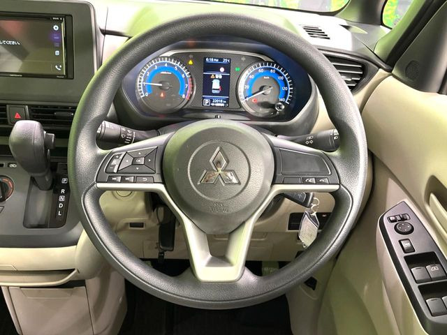 インテリアに合わせたデザインのステアリングは、運転される方のことも考え、運転しやすい形状、大きさです。是非一度、実際に触ってお確かめください。