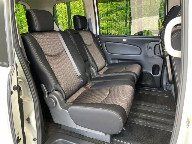 二列目中央はウォークスルーとなっております。二列目と三列目の移動や乗り降りがとっても楽になるので、乗り降りの際もストレスを感じることはありません♪