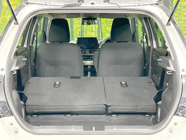 ���i�̂���������ʋ΁A���}���ɏ\���ȉ׎��X�y�[�X���m�ۂ��Ă���܂��B�Z�J���h�V�[�g��|���ƁA�傫�ȉו��̐ύڂ��\�ł���