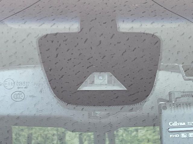 【エマージェンシーブレーキ】走行中に前方の車両等を認識し、衝突しそうな時は警報とブレーキで衝突回避と被害軽減をアシスト。より安全にドライブをお楽しみいただけます。