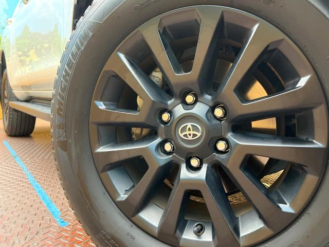 【純正18インチアルミホイール】外観にマッチした純正アルミホイールを装着しております。各種社外アルミホイールや、スタッドレスタイヤも取扱いしております。是非ご相談ください♪