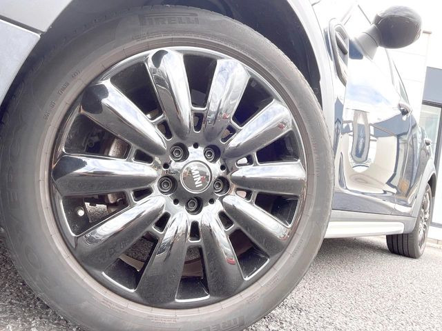 ●純正18インチアルミホイール:輸入車ならではの卓越した走りを支えるホイールと足回りです!日本車の走りに慣れている方にもぜひ体感して頂きたいほど、高いレベルでまとまっています!