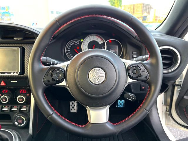 �y�����v�����X�e�A�����O�z�㎿�Ȋv���g�p���邱�ƂŁA��ɂ����������݂ƂĂ��^�]���₷���n���h���ł���