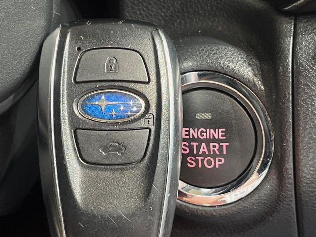 【キーレススタートシステム】カバンやポケットに入れたままでもドアの施錠・解錠が可能なスマートキーを装備。エンジンのオン・オフ時もカギを取り出す必要が無いからとっても便利です♪