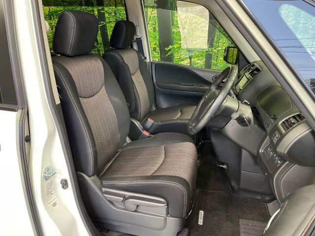 運転席まわりには十分なスペースがあり、大柄な方でもゆったり運転していただける環境です。