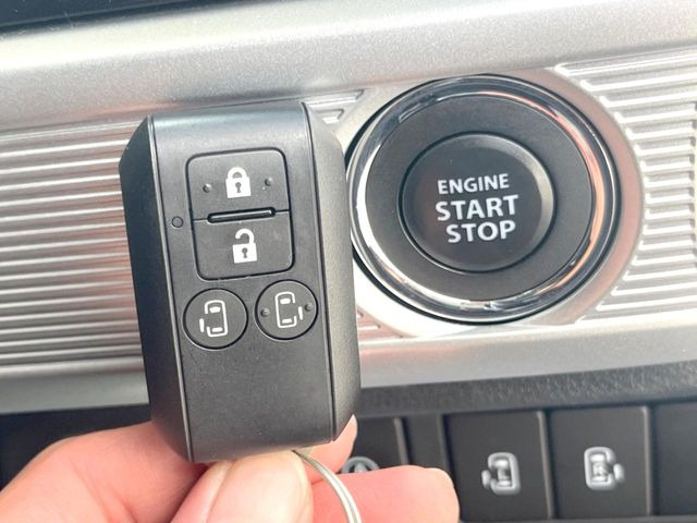 【アドバンストキー】カバンやポケットに入れたままでもドアの施錠・解錠が可能なスマートキーを装備。エンジンのオン・オフ時もカギを取り出す必要が無いからとっても便利です♪