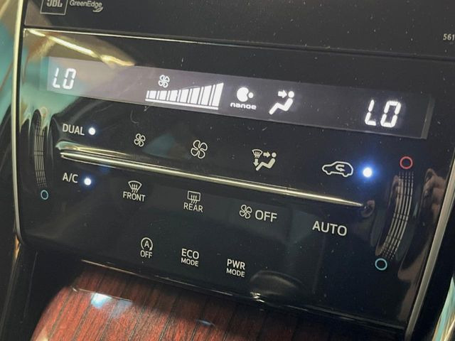 【左右独立型フルオートエアコン】運転席と助手席でそれぞれお好みの温度に設定可能。同乗者にも配慮した、快適な空調をお届け致します。