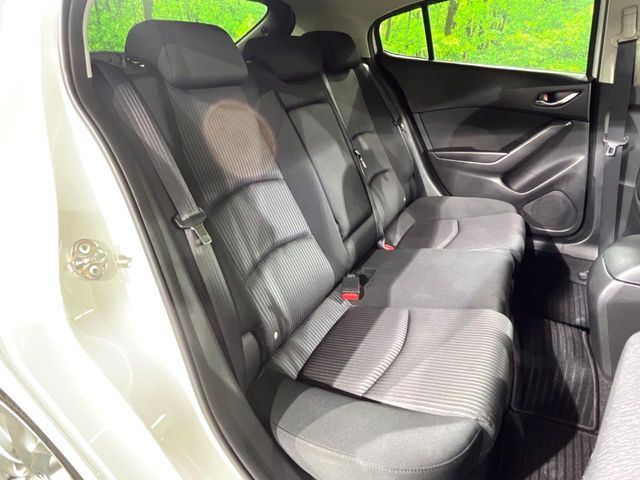 後部座席も気になるようなキズ・汚れやへたり等、大きなダメージはなく、良好な状態です。