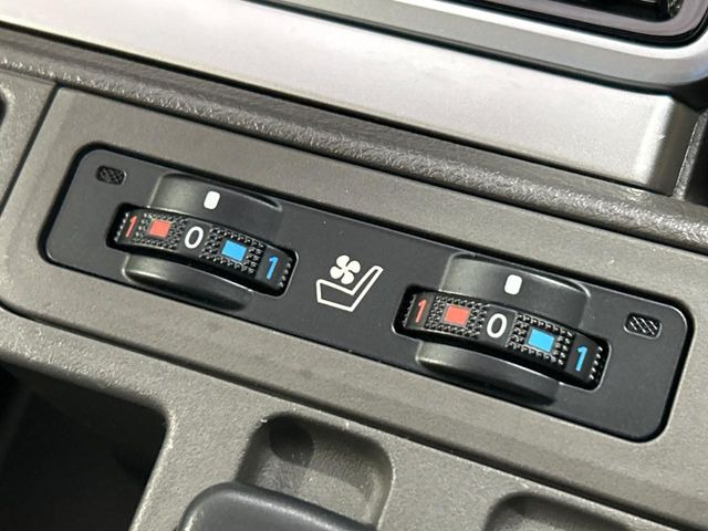 【シートベンチレーション】夏場は涼しい風でお尻や背中の熱やムレを防ぎ、冬はエアコンよりも早く温まってポカポカに!季節を問わず快適に過ごせます。