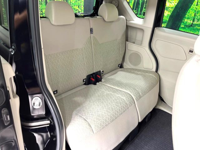 後部座席も気になるようなキズ・汚れやへたり等、大きなダメージはなく、良好な状態です。