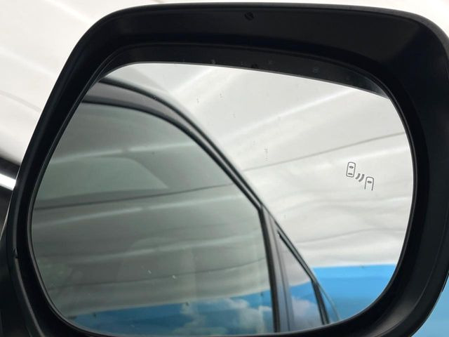 【ブラインドスポットモニター】走行中、ドアミラーの死角になりやすい箇所に後続車が接近するとサイドミラーのレンズに警告を表示!ドライバーに注意喚起をしてくれます。